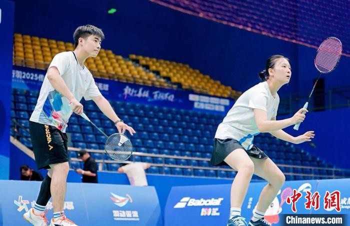 流行羽2025传奇挑战赛成都挥拍：世运元素点亮七