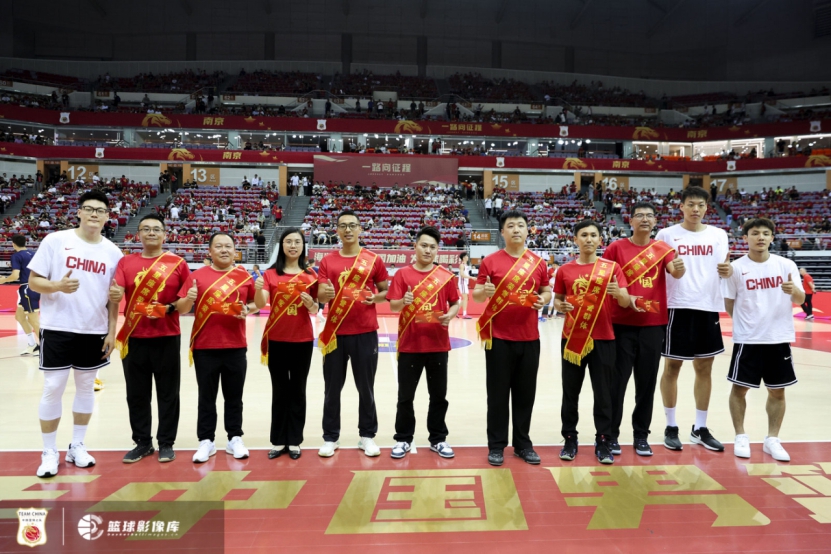 中国男篮热身赛致敬城市英雄 南京站首秀纪念门