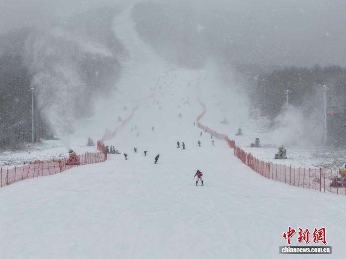 吉林首场降雪迎滑雪季 雪场客流高峰开启冬日狂