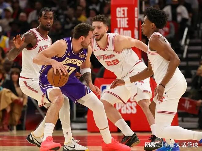 NBA常规赛激战：勇士惨败凯尔特人，雷霆大胜篮