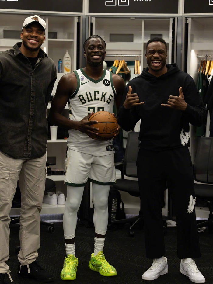 字母弟亚历克斯NBA首秀三兄弟同队创历史