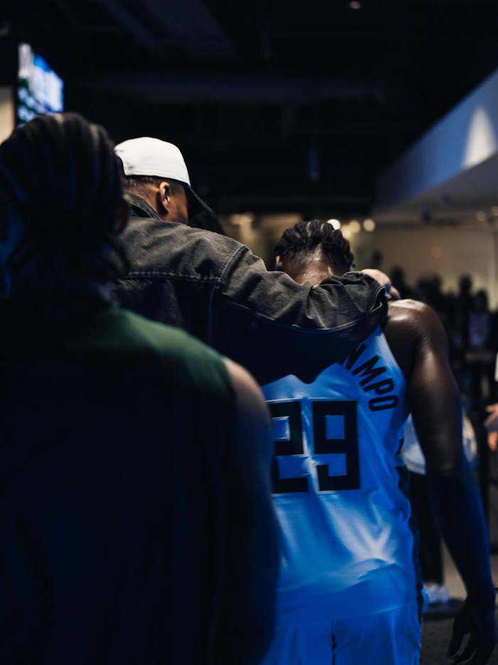 字母弟亚历克斯NBA首秀三兄弟同队创历史