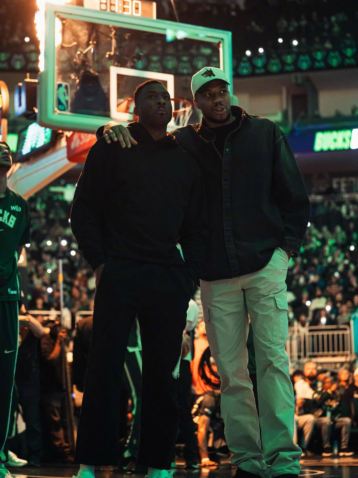 字母弟亚历克斯NBA首秀三兄弟同队创历史