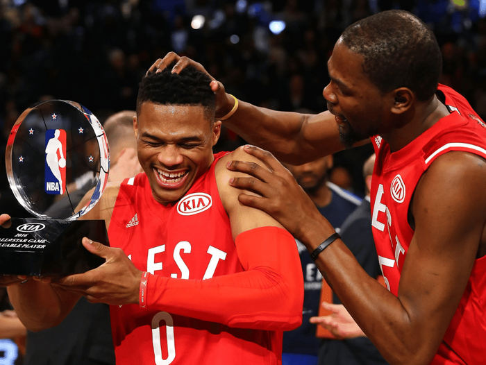 杜兰特生涯25分5篮板5助攻达305次，追平威少并列